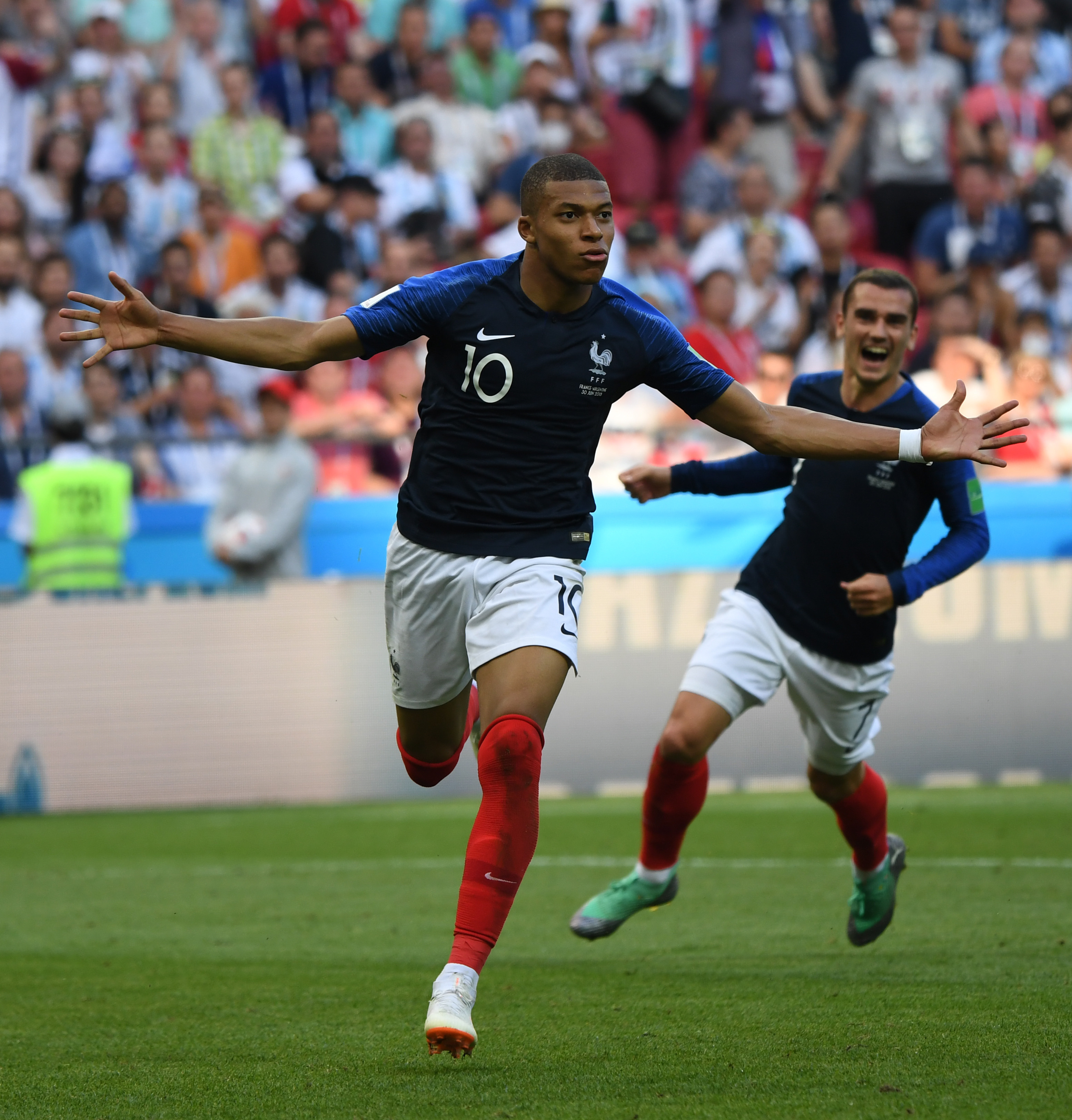 卡斯尔成最年轻30+10+5&3三分且命中率不低于70%球员（卡斯尔成史上最年轻单场30分10板5助+3记三分且命中率不低于70%的球员）