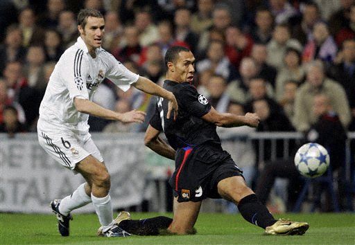 关键时刻谁在承担责任（危急关头，谁来扛起责任？）