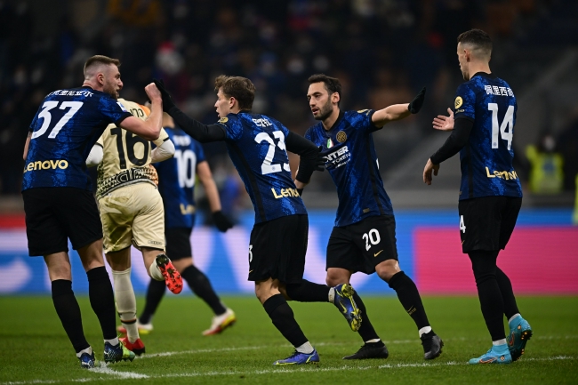 太阳报：贝克汉姆在一家高档酒吧举办派对，庆祝自己封爵（太阳报称贝克汉姆于高级酒吧办庆功宴，庆祝获封爵位）