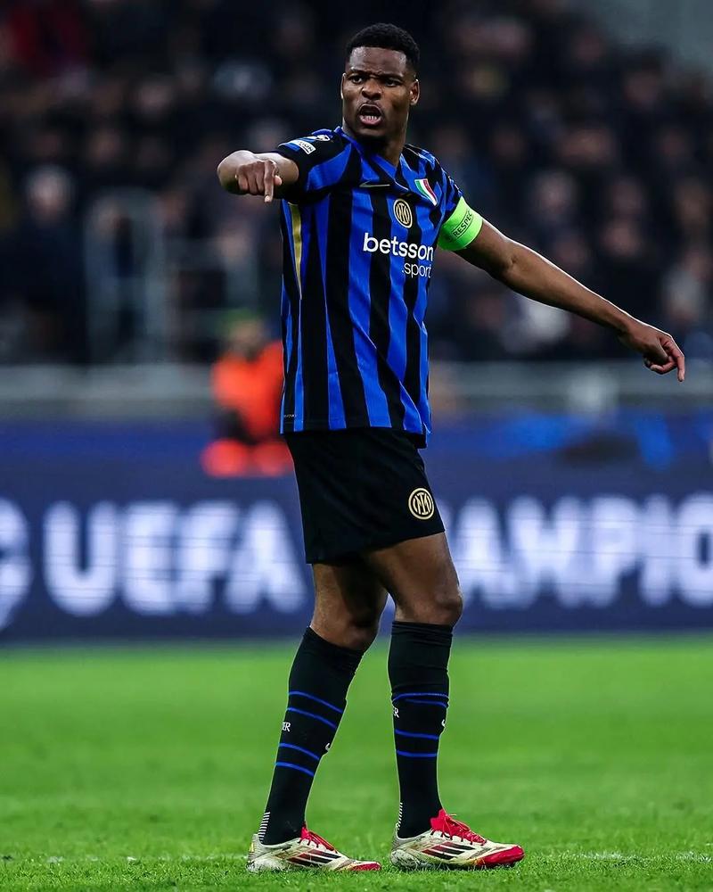 英格拉姆火力全开，17中10空砍24分7助，三分球7中3（英格拉姆状态在线：17投10中24分7助，三分7投3中但难改败局）