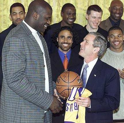 欧冠淘汰赛前瞻：拜仁客战巴黎,（欧冠淘汰赛看点：拜仁做客挑战巴黎）