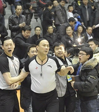 欧冠赛前穆里尼奥与两名昔日弟子重逢，并亲吻了斯内德的光头（欧冠赛前，穆里尼奥与两位旧将相聚，并亲吻斯内德的光头）