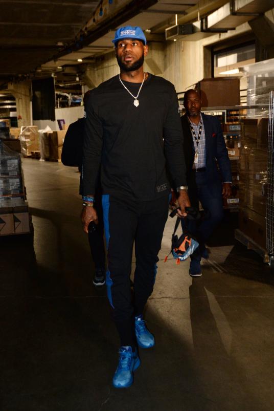 武磊受邀出席上海徐汇区足球超级联赛开幕式，并宣布比赛开幕（武磊亮相上海徐汇区足球超级联赛开幕式，宣布赛事启动）