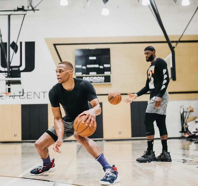 库里尝试用高尔夫球投洞，看起来比他投三分难多了（库里挑战高尔夫球进洞，竟比他投三分难多了）