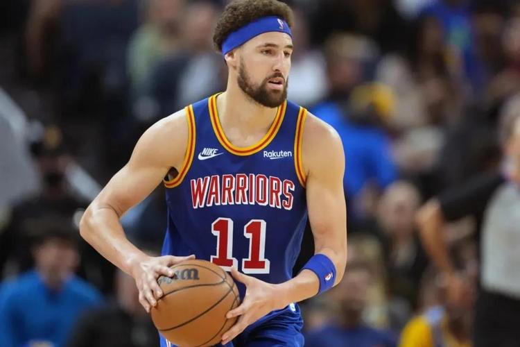 早报：拜仁的四线一十六胜，在我的肩膀上扛着！（晨报：拜仁四线齐进豪取16连胜，一切都扛在我肩上！）