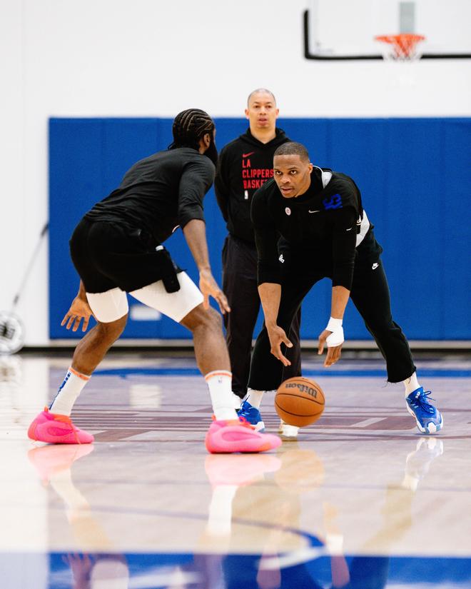 里程碑！德里克·怀特命中职业生涯第1000记三分（生涯里程碑！德里克·怀特投进第1000个三分球）