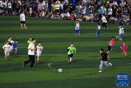 甜点位！哈登持球突然开炮 侧翼三分再度穿针（甜点位出击！哈登持球急停开火，侧翼三分再度命中）