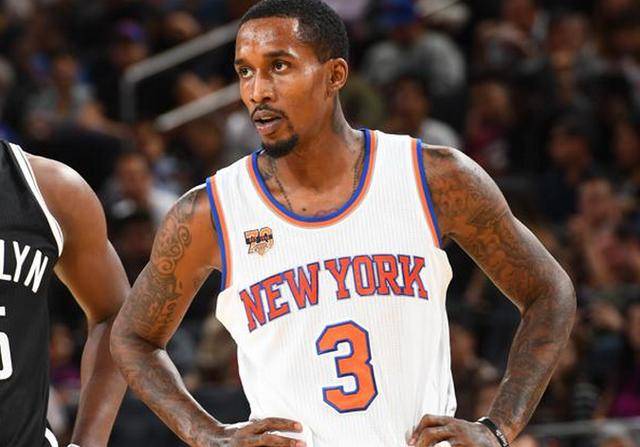 记者：诺坎普保安看到梅西后非常惊讶，当即就放他进去了（记者称梅西现身诺坎普令保安愕然，随即放行）