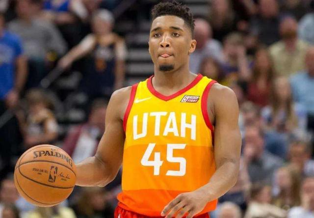 幸无大碍！哈登三分被戈贝尔垫脚犯规 裁判回看后给后者一级恶犯（所幸无碍！哈登三分出手遭戈贝尔垫脚，回看后判罚一级恶意犯规）