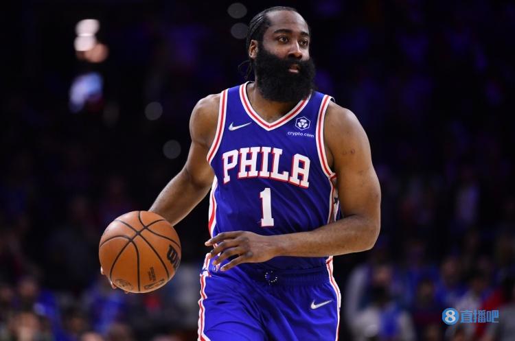 问题不大！李添荣和卢杜伟卡位时出现小摩擦 吹罚前者进攻犯规（无伤大雅！李添荣与卢杜伟卡位出现小摩擦，裁判吹李添荣进攻犯规）